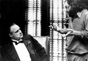 El-director-Francis-Ford-Coppola-da-instrucciones-a-Marlon-Brando-durante-el-rodaje-de-El-Padrino-