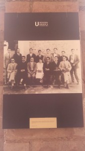 "Un grupo de estudiantes en la que destaca la única alumna al centro, 1940".