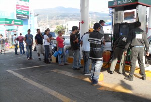 LOS-REYES-Contin-¦a-el-desabasto-de-gasolina-en-la-regi-¦n-de-Los-Reyes-1