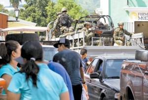 Soldados-desplegados-pueblo-Cosala-Sinaloa_MILIMA20151017_0027_8