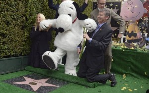 MAN05. HOLLYWOOD (CA, EE.UU.), 02/11/2015.- Fotografía de una representación del personaje animado Snoopy al recibir una estrella en el Paseo de la Fama hoy, lunes 2 de noviembre de 2015, en Hollywood, California (EE.UU.). Snoopy, que aparecerá en la película "The Peanuts Movie", recibió la estrella 2563 en la categoría cine. EFE/Mike Nelson