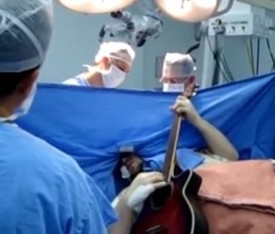  VIDEO: Paciente interpreta a The Beatles mientras le extirpan tumor cerebral