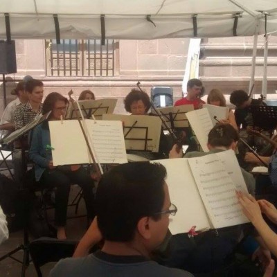  OSSLP se manifiesta con música afuera de Palacio de Gobierno