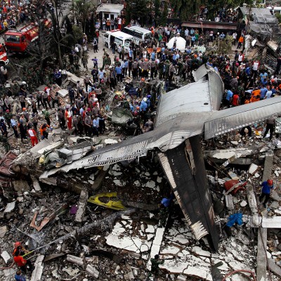  Suman 142 muertos tras avionazo en Indonesia