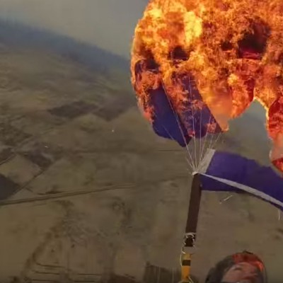  (Video) Mujer ‘extrema’ le prende fuego a su paracaídas en pleno vuelo