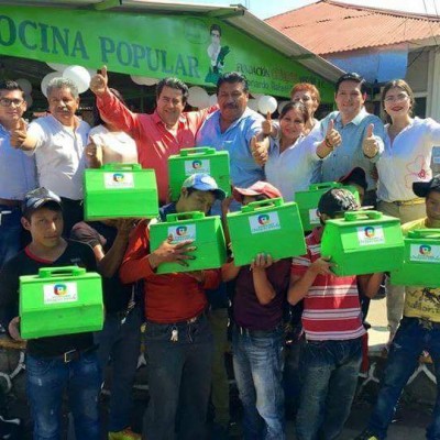  Diputado del PVEM promueve trabajo infantil; regala cajas para bolear zapatos