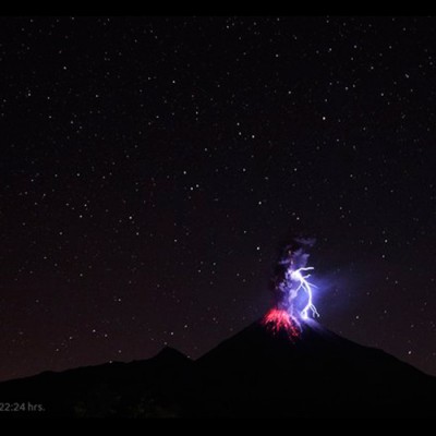  Enfurecen y lanzan fuego ‘El Popo’ y el Volcán de Colima