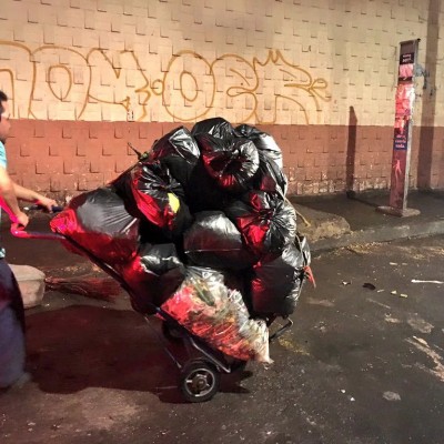  (Video) Obligan a taxista a recoger basura en Ciudad de México