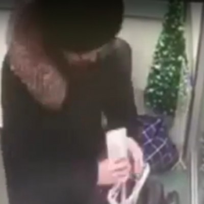  (Video) Mujer rusa aprovecha visita al banco para robar árbol de Navidad