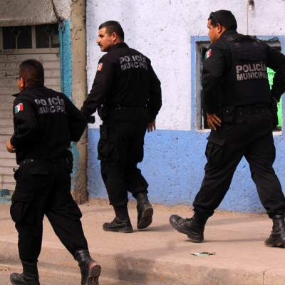  (Video) Policías de tránsito en León, Guanajuato, son exhibidos golpeando ciudadanos