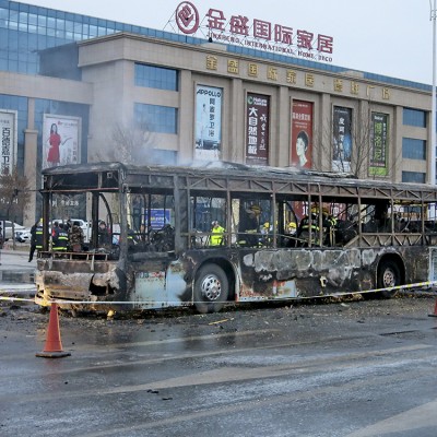  Hombre prende fuego a autobús en China; mueren 17