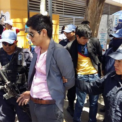  ‘Mirreyes’ avientan carro a manifestantes; estuvieron a punto de ser linchados