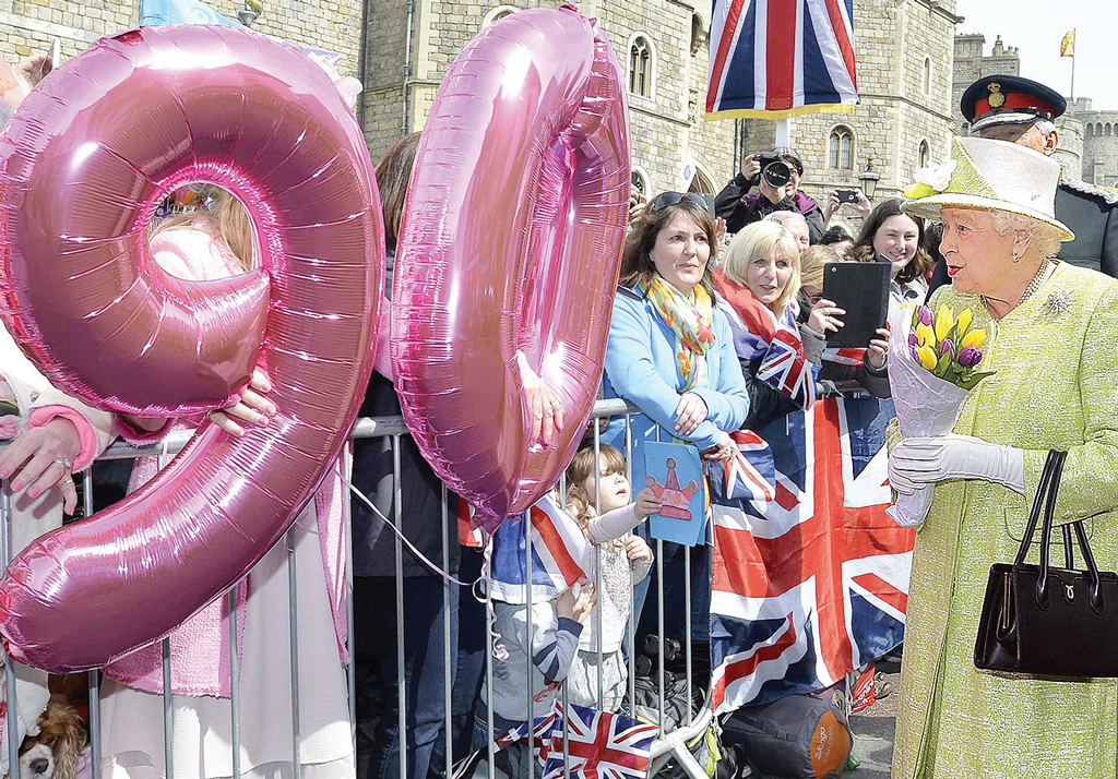  Súbditos celebran a la Reina Isabel II