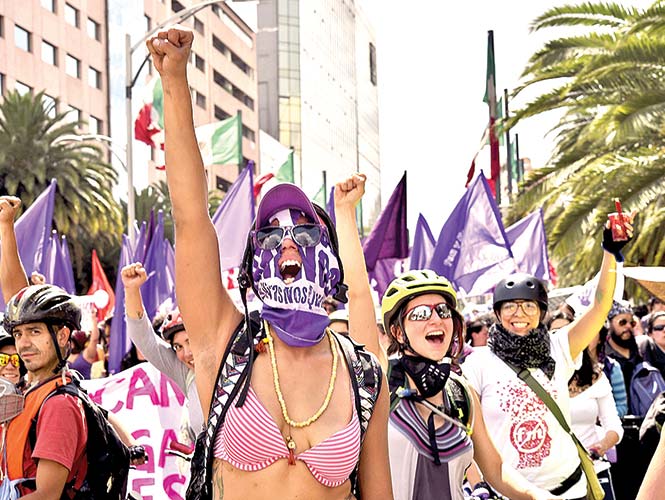 Ellas cierran el puño contra el machismo; la marcha de las mujeres en México