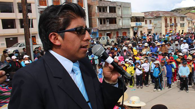  Cansados de falsas promesas, en Perú deciden azotar a su alcalde