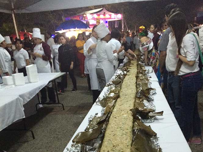  ‘Tamal más largo del mundo’ rompe Récord Guiness en Tabasco
