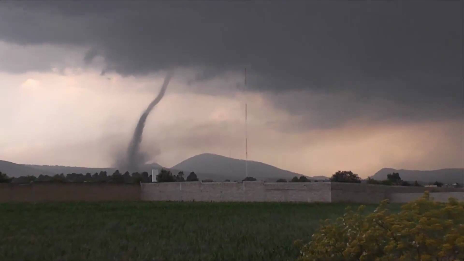  (Video) Tornado sorprende en Toluca, Estado de México