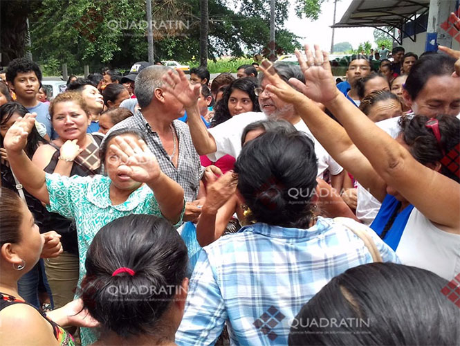  Padres rompen candado y corren a maestros de la CNTE en Chiapas