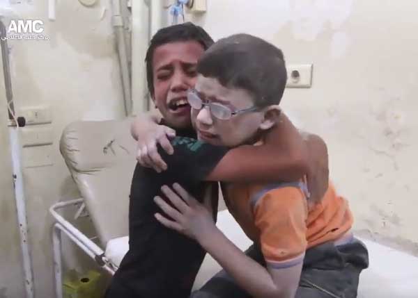  (Video) El desgarrador llanto de niños sirios al enterarse de la muerte de su hermano tras bombardeo