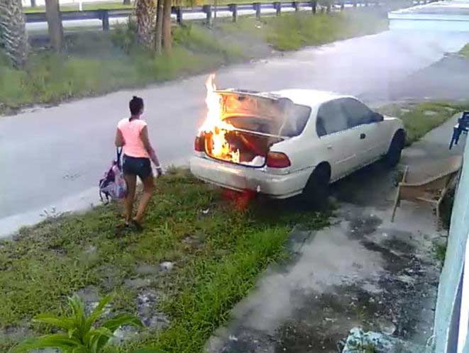  (Video) Viral: Por querer vengarse de su novio, incendia el auto equivocado