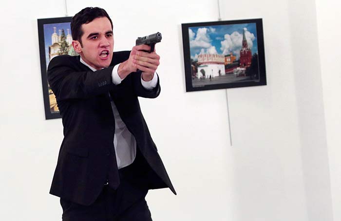  El fotógrafo al que no le tembló la mano para retratar al asesino del Embajador ruso