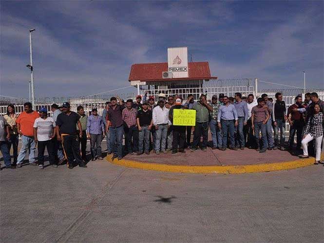  En Coahuila, bloquean Pemex y carretera por gasolinazo