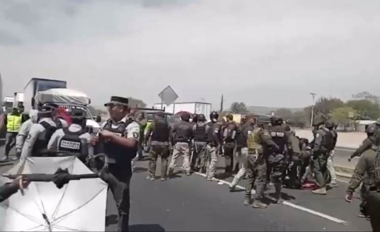  (VIDEO) Detienen a manifestantes que pedían apoyo en incendios de Santa María