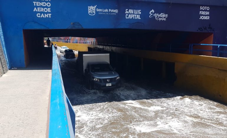  Basura en las alcantarillas causó inundación en puente Othón: Interapas