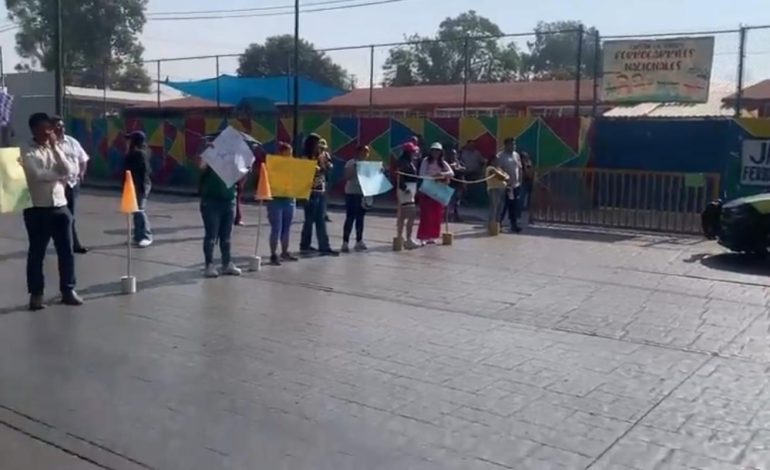  Bloquean calles para exigir la rehabilitación del Jardín de Niños Ferrocarriles Mexicanos