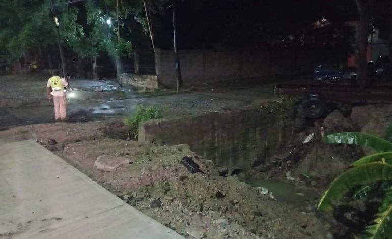  (VIDEOS) Huehuetlán y Axtla de Terrazas sufren inundaciones tras tromba