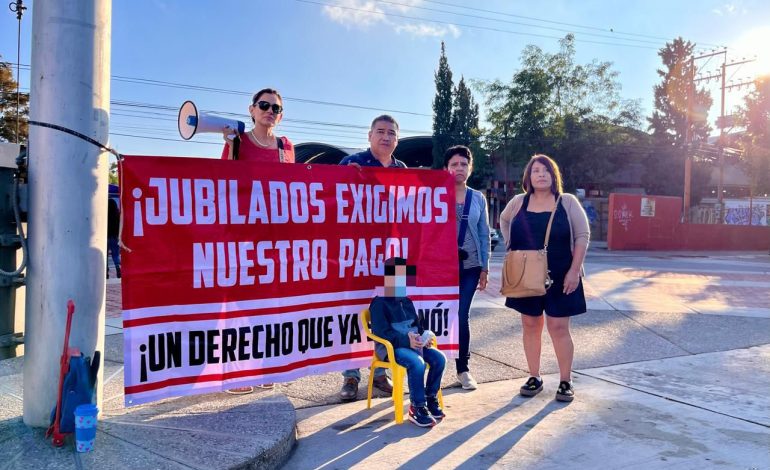  Jubilados del Poder Judicial de SLP protestan por incumplimiento de acuerdos