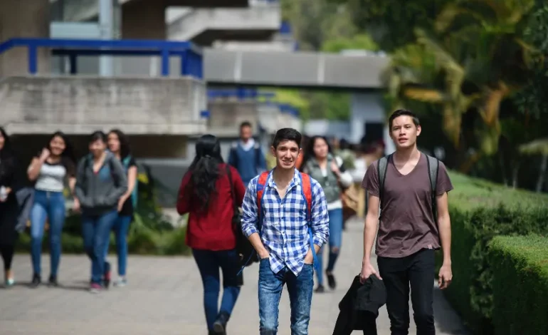  Gobierno de SLP anuncia becas para titulación de universitarios