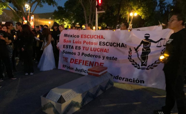  En silencio y de luto, marchan en SLP contra la reforma al Poder Judicial Federal