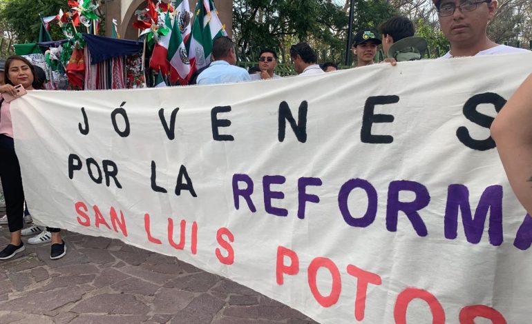  Jóvenes respaldados por Morena marchan a favor de la reforma al Poder Judicial