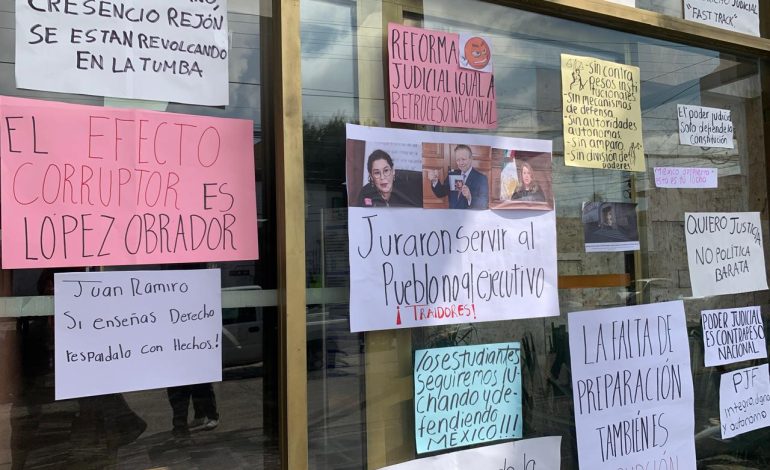  Estudiantes de Derecho de la UASLP protestan contra la reforma Judicial