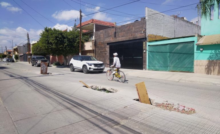  (VIDEO) Después de 4 meses, Interapas no repara drenaje expuesto en Jacarandas