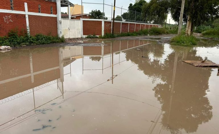  Denuncian falta de pavimentación y mantenimiento en la Escuela Francisco González Sánchez