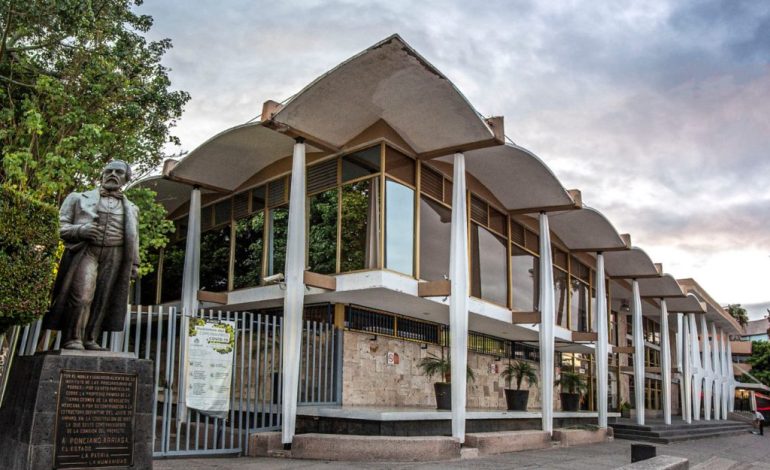  Alumnos piden suspensión de clases presenciales en la Facultad de Derecho por plaga de chinches