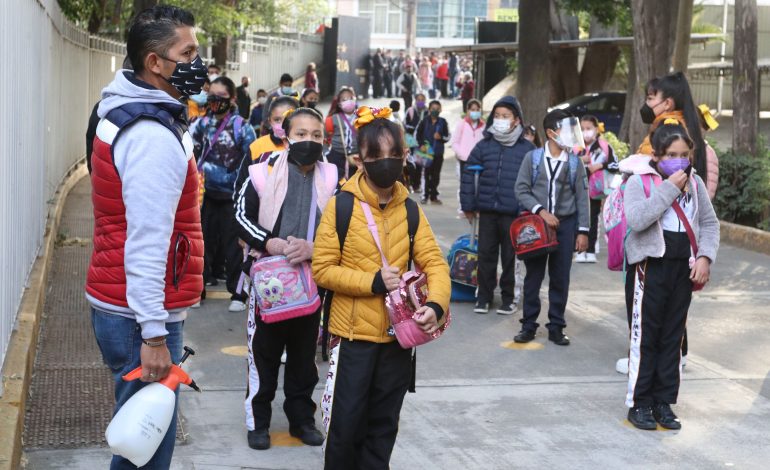  Escuelas de SLP volverán al uso de cubrebocas a partir de 2025