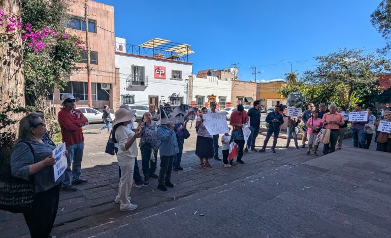  (VIDEO) Ciudadanos rezan frente al Congreso de SLP en protesta contra el aborto