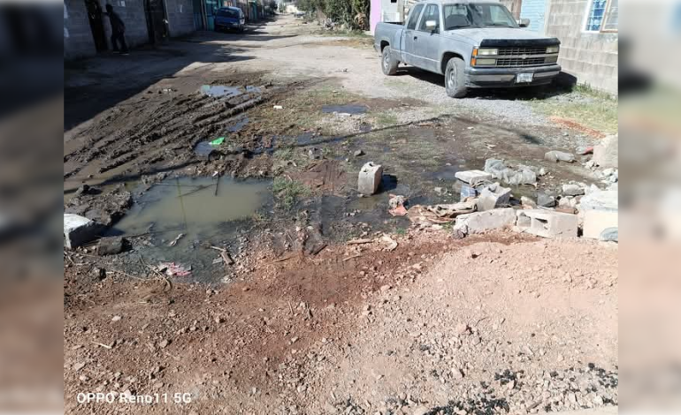  Piden a Interapas que atienda drenaje colapsado en la colonia Los Limones