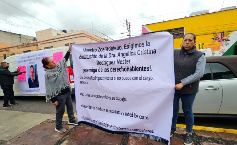  Protestan contra la titular administrativa del IMSS en SLP