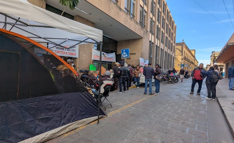  SUTSGE toma oficinas del Tribunal Estatal de Conciliación y Arbitraje