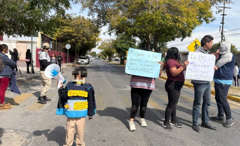  Padres de familia y docentes protestan por el cierre de la Secundaria Técnica No. 1 en SLP