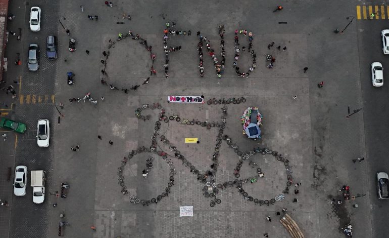  Movilidad de SLP, en crisis: ciclistas alzan la voz con una bicicleta monumental